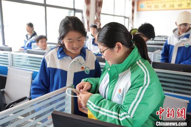 图为西藏波密县中学学生(左)与广州97中学生(右)交换礼物。广州97中 供图