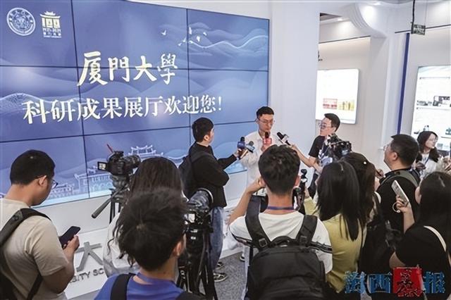 记者团走进厦门大学科研成果展展厅，了解“思源”大模型应用场景。记者 邵育洋 摄