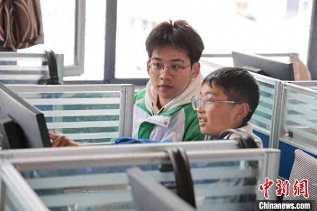 图为广州97中学生(左)与西藏波密县中学学生(右)交流使用小程序教育平台的经验。广州97中 供图