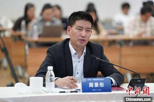 16日，中国银行研究院副院长周景彤在中新社国是直通车于北京举办的“2025年一季度经济形势分析会”上发言。汪俐辰 摄