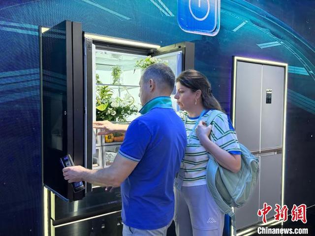 4月16日，广交会境外采购商在体验AI冰箱。中新社记者 蔡敏婕 摄