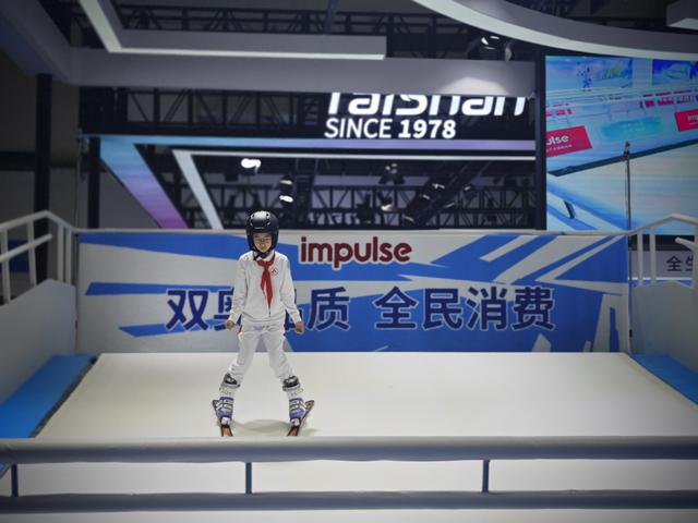 孙亦初正在体验室内数字滑雪模拟机。人民网记者 黄盛摄