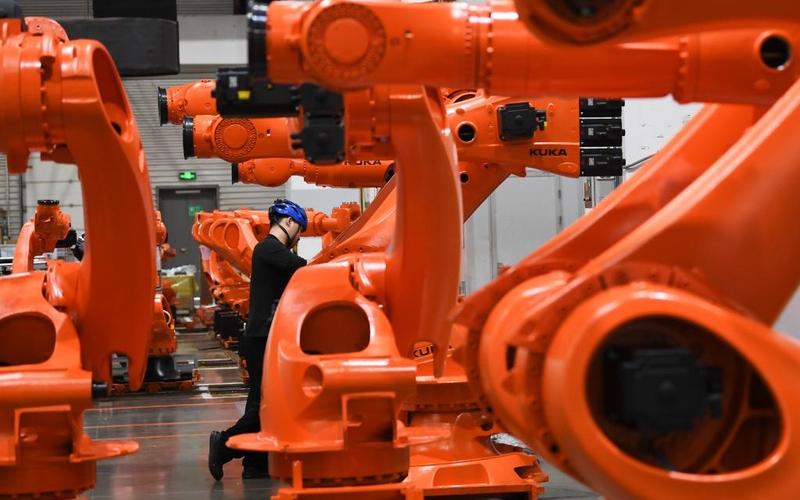 ▲3月25日在广东佛山市美的库卡智能制造科技园拍摄的工业机器人产线车间。图/新华社