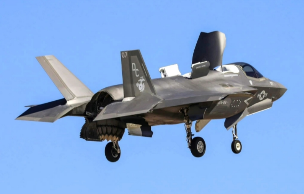 好意思国舟师陆战队装备的F-35B战机。