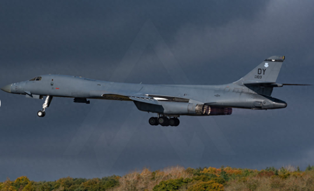 B-1B轰炸机能佩戴多种费力旷地、空舰导弹,具备较强的费力打击才能。