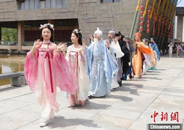 图为龙虎山景区微演出。 熊锦阳 摄