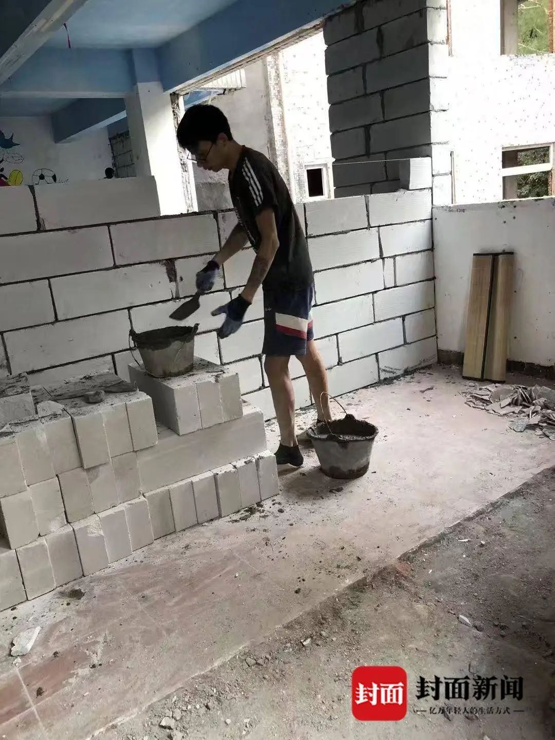 搬砖第二年，何吉林学会了砌砖，多了一门手艺。(受访者供图)