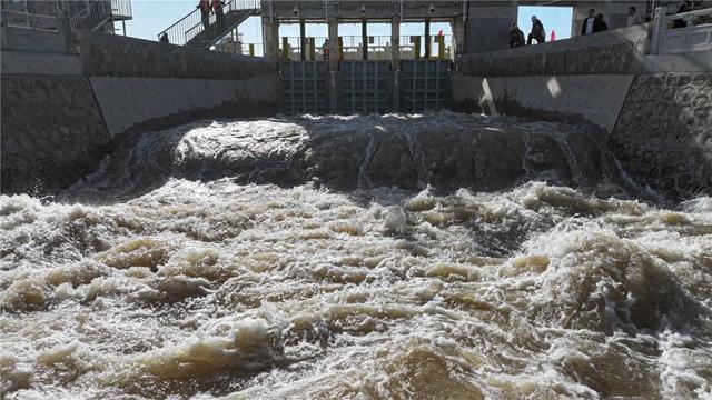 4月19日，乌拉特前旗总干渠第四分水枢纽开闸放水。 王泽浩 摄