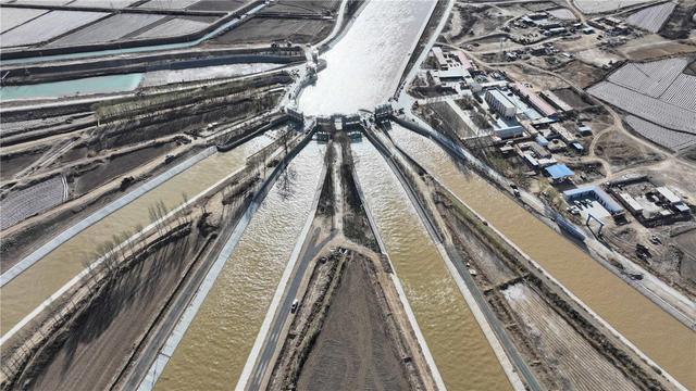塔布渠灌溉区黄河水流向下游。（资料图） 王泽浩 摄。