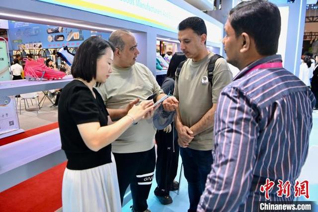 4月19日，福建晋江，外国客商博览会觅商机。中新社记者 王东明 摄