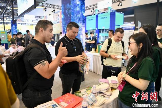 4月19日，福建晋江，外国客商参观了解制鞋材料。中新社记者 王东明 摄