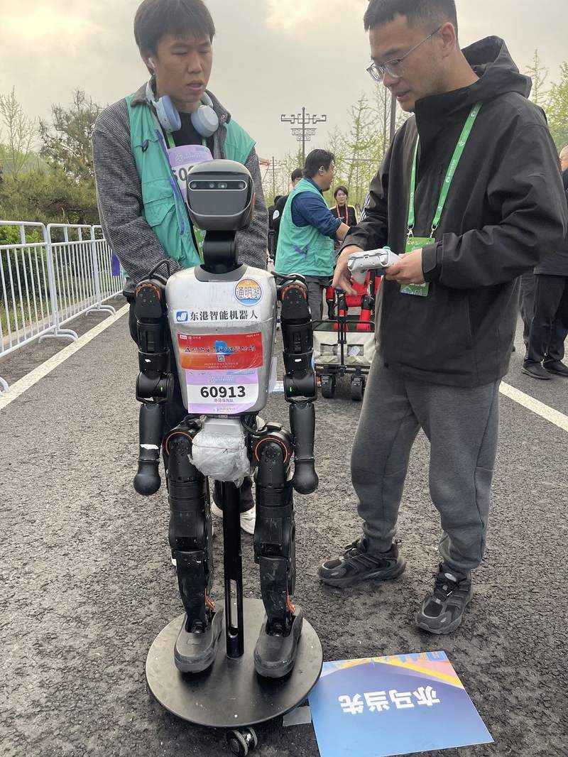 “BoosterT1”机器人。新京报记者 吴婷婷 摄