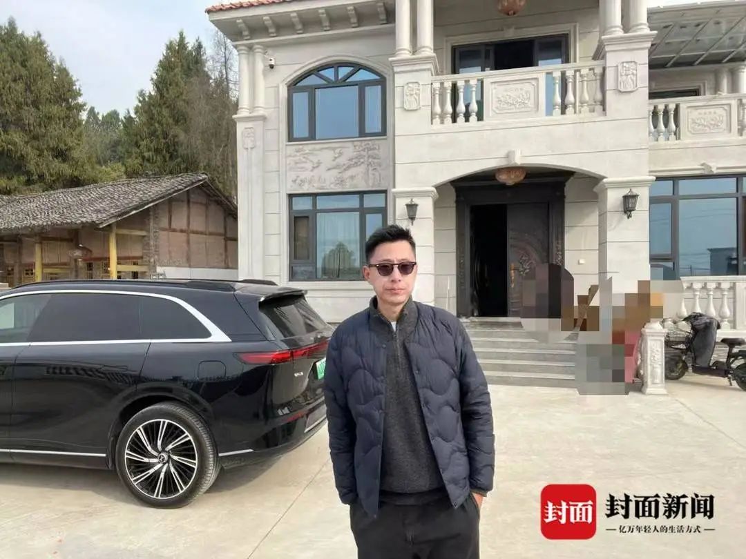 靠搬砖务工，他买车建房，实现属于自己的“小目标”。(受访者供图)