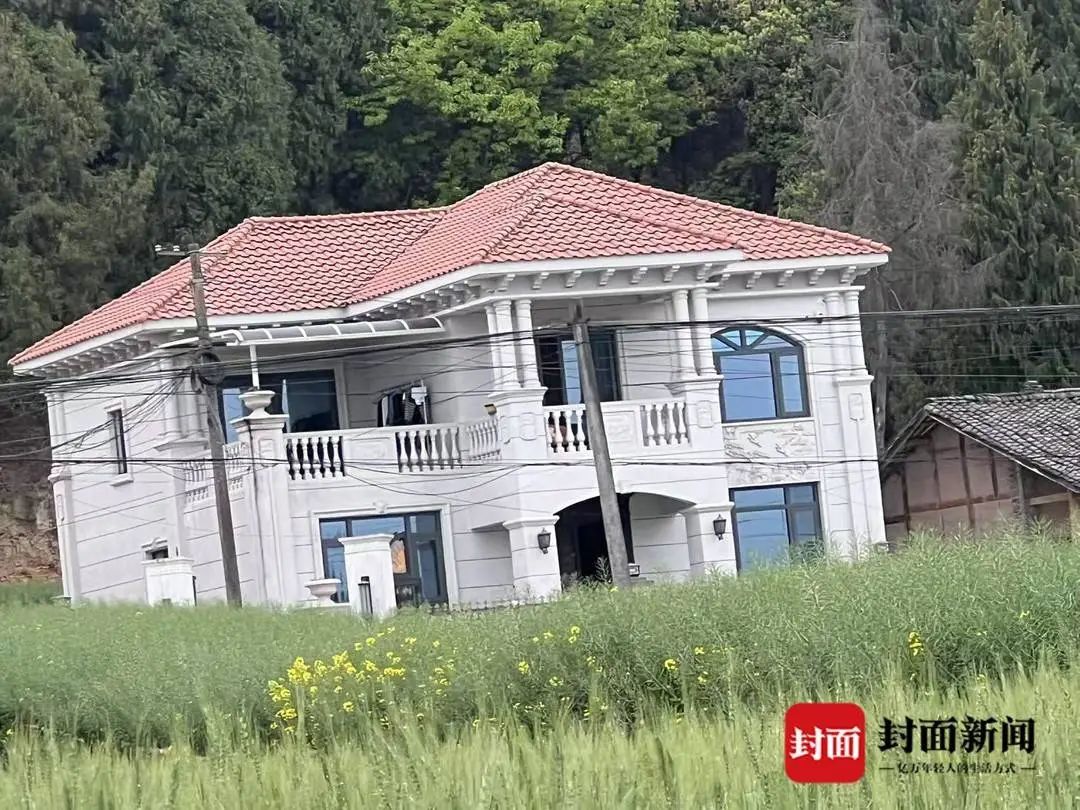 努力挣钱后，他在老家修建起新房。(受访者供图)