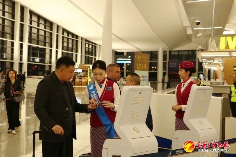 南航新疆分公司工作人员协助乘客值机。南航新疆分公司供图