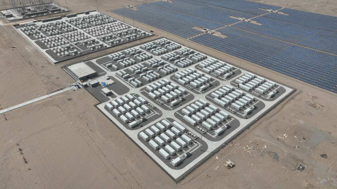 青海省海西蒙古族藏族自治州格尔木光伏产业园区宝库储能电站。朱毅然 摄
