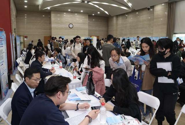 招聘会现场。主办方供图