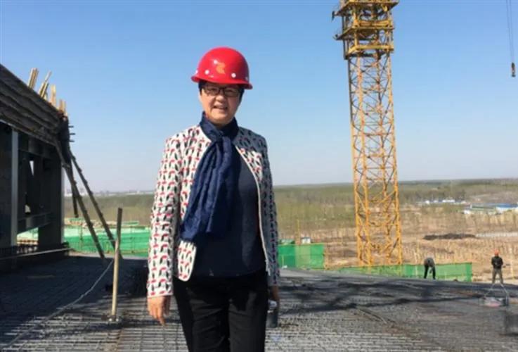 ▲周超男在京津冀大数据翻新利用中心施工现场