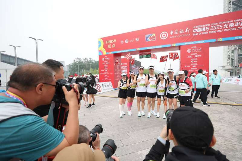 310官方配速员赛后合影，右一为汪涌。 新京报记者 王飞 摄