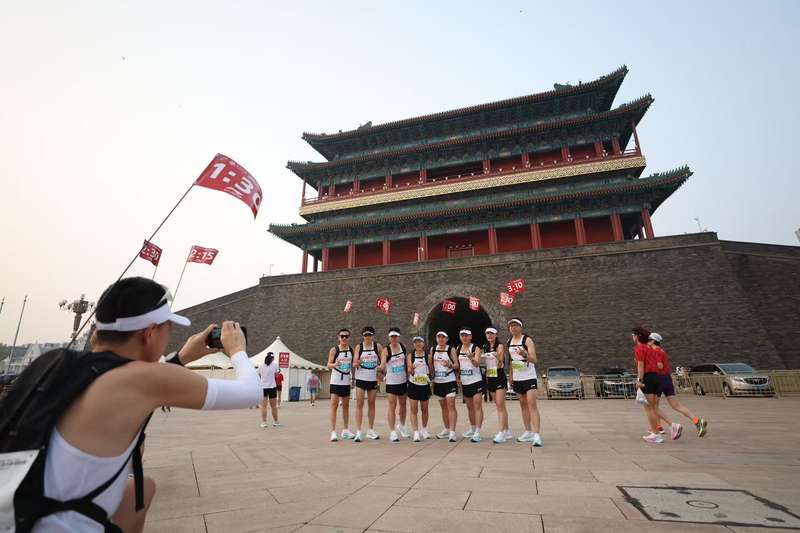 官方配速员赛前合影。 新京报记者 王飞 摄