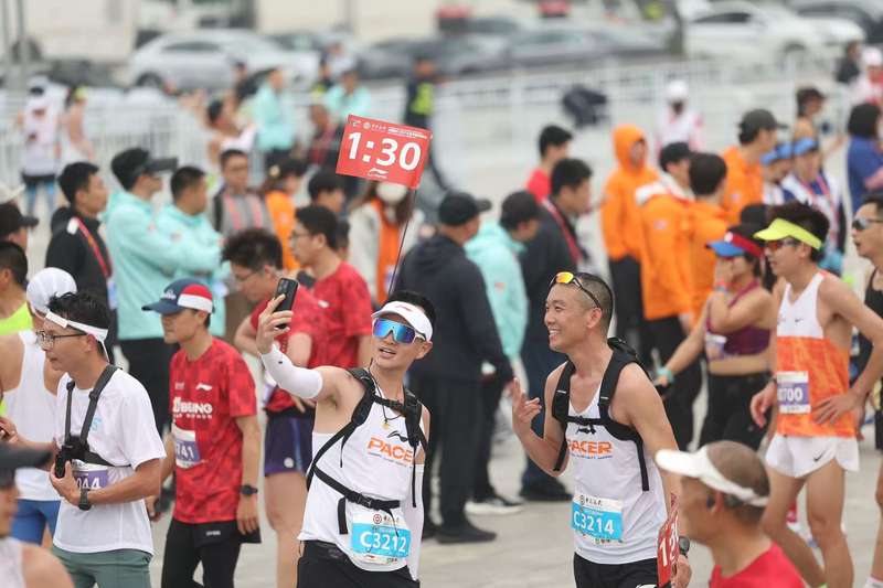 130官方配速员，意味着要在1小时30分完赛。 新京报记者 王飞 摄