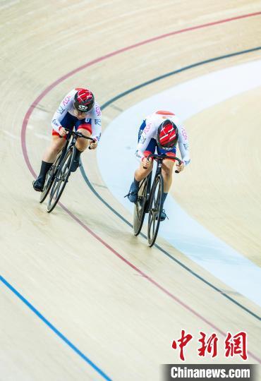 图为两名选手在女子精英全能赛(个人记分)的比赛中奋力争先。中新网记者 侯宇 摄