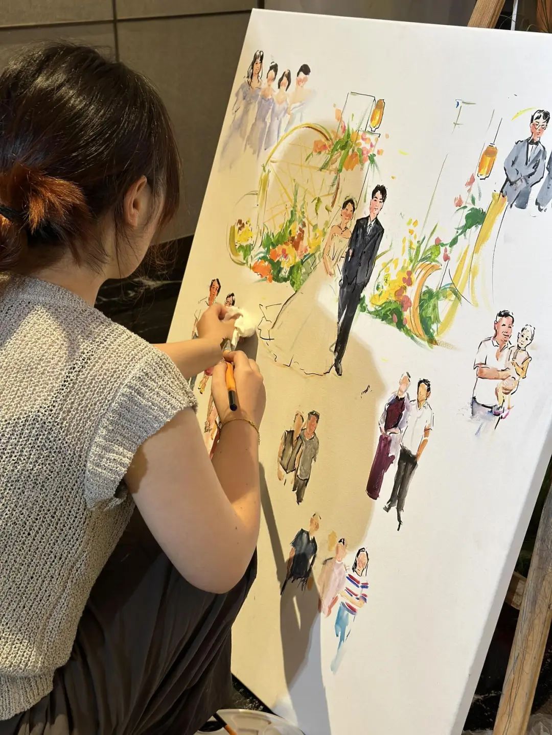 小冯在婚礼上作画。 受访者供图