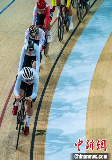 图为参赛选手在精英全能赛(集体出发)的比赛中。中新网记者 侯宇 摄