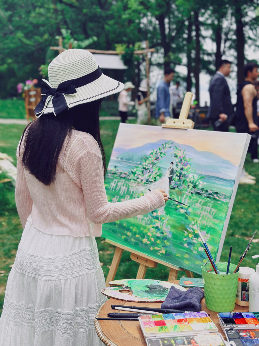 贺雪融在婚礼作画现场。