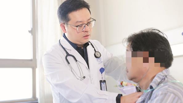 李子明主任在查房 医院提供