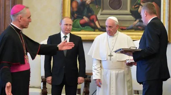 普京与方济各会面 资料图。 俄罗斯卫星通讯社