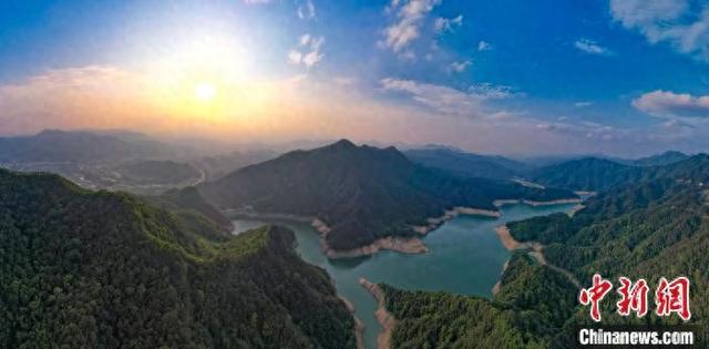 4月20日，航拍广西梧州市蒙山县茶山水库，在夕阳映衬下美如画卷。周火文 摄
