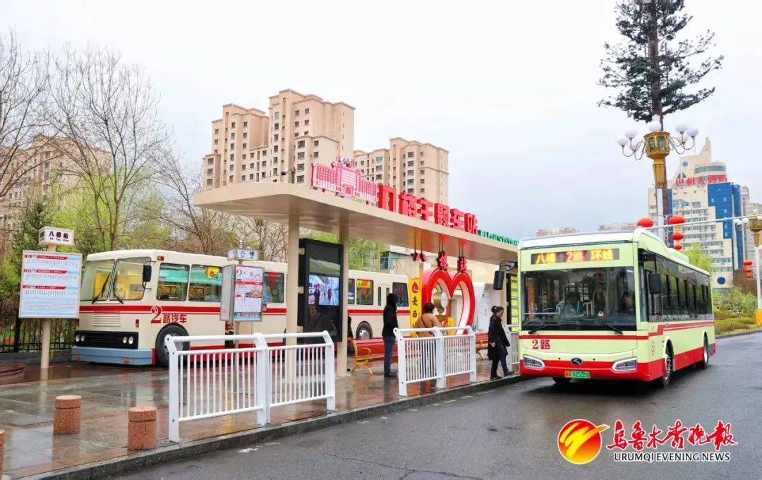 在八楼主题车站，乘客准备乘坐首班“2路印记 城市畅游专线”。资料图片