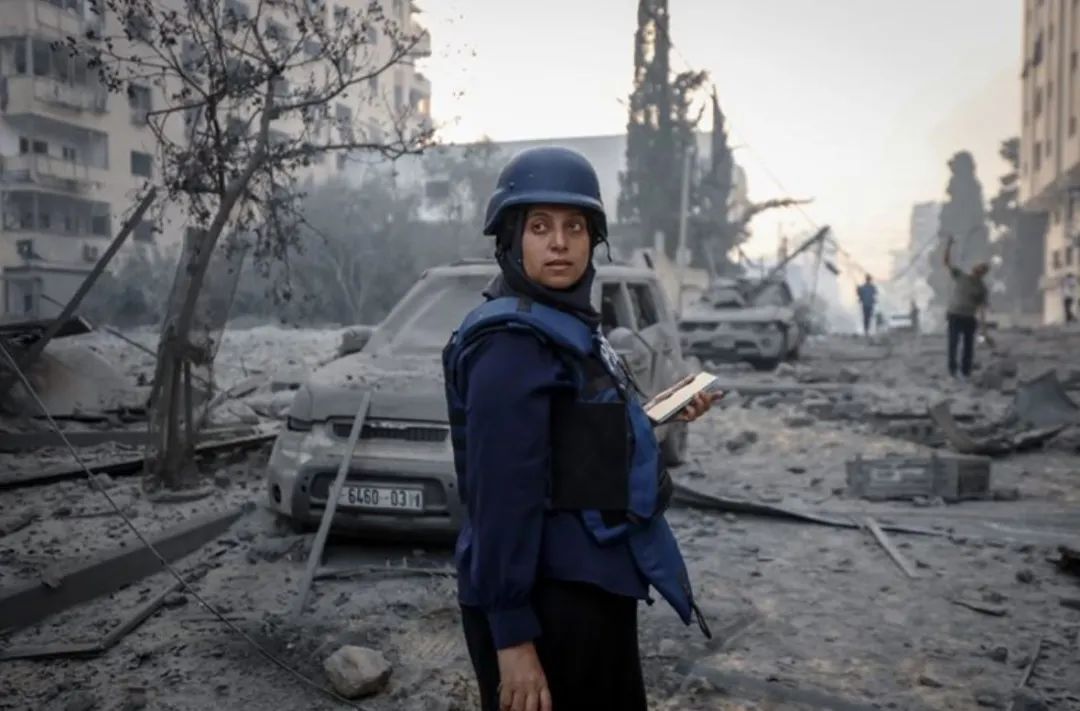 巴勒斯坦摄影师萨玛尔·阿布·埃卢夫（图自世界新闻摄影奖官网）