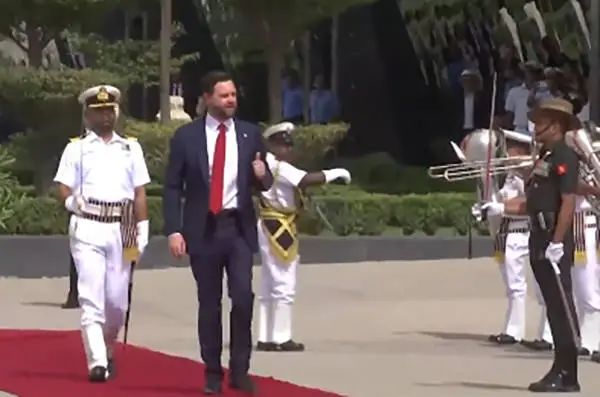 4月21日，美国副总统万斯抵达印度。 视频截图