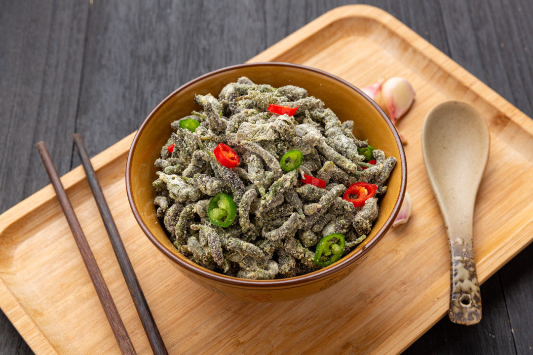 野生构树穗制作的蒸菜。（图/图虫创意）