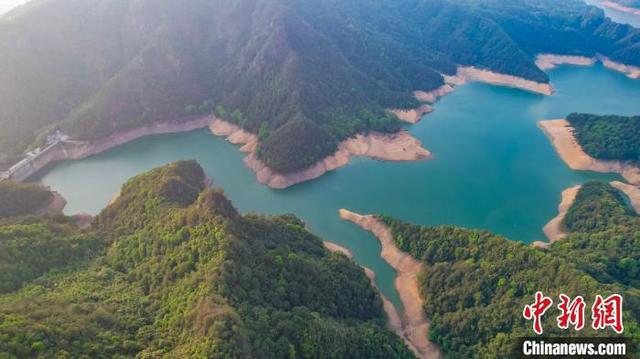 4月20日，航拍广西梧州市蒙山县茶山水库，在夕阳映衬下美如画卷。周火文 摄