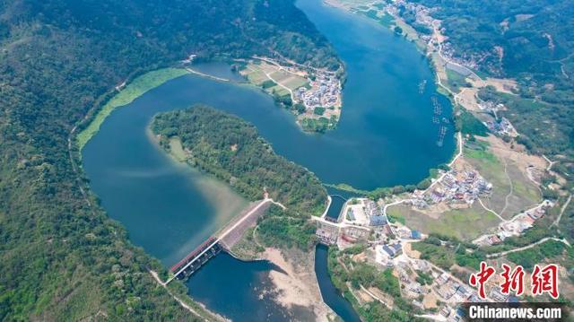 广西梧州市蒙山县陈塘镇福利村，青山绿水与农田、房舍相互映衬，宛如画卷。张海斌 摄