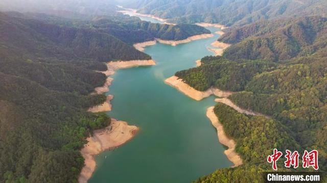 4月20日，航拍广西梧州市蒙山县茶山水库，在夕阳映衬下美如画卷。周火文 摄