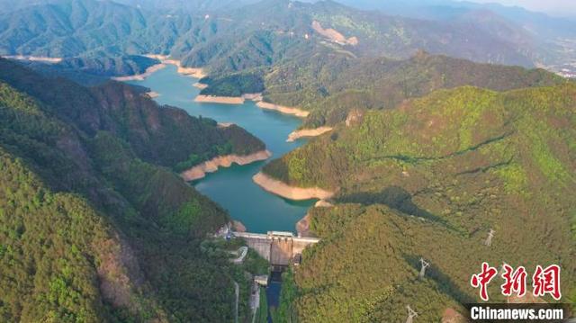 4月20日，航拍广西梧州市蒙山县茶山水库，在夕阳映衬下美如画卷。周火文 摄