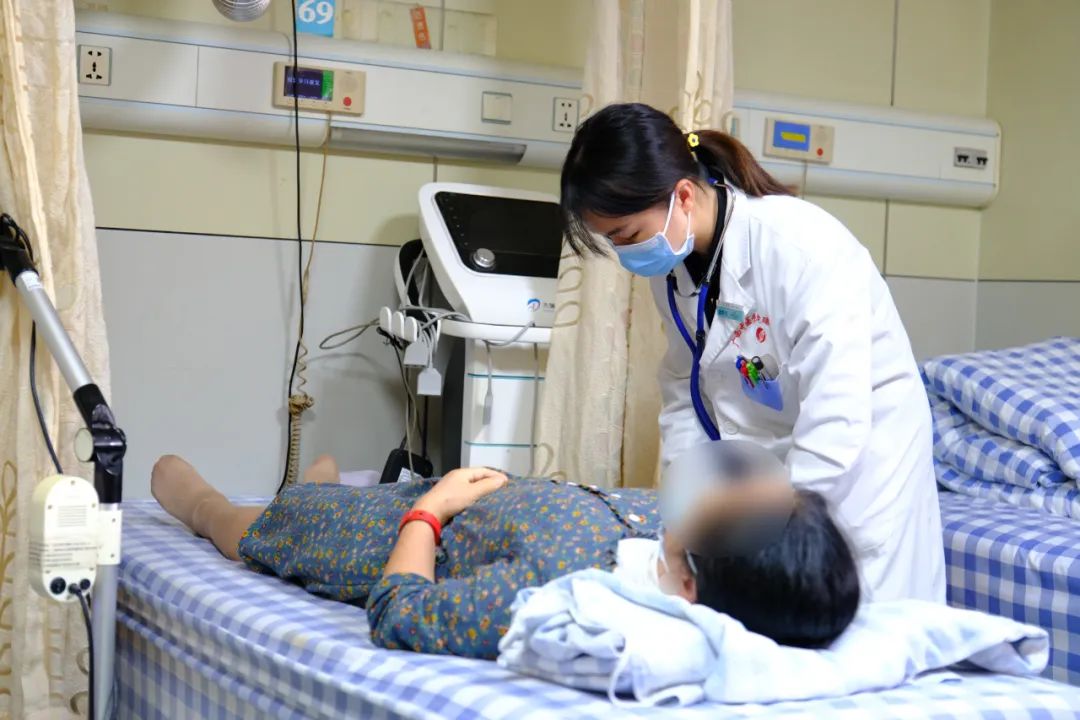 ▲龙芳芳正在为李丽（化名）检查身体情况。