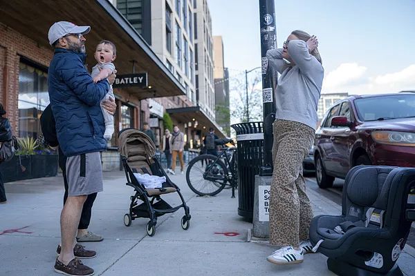 特朗普关税政策引发囤货潮，美国消费者购买“中国制造”婴儿用品。 视觉中国