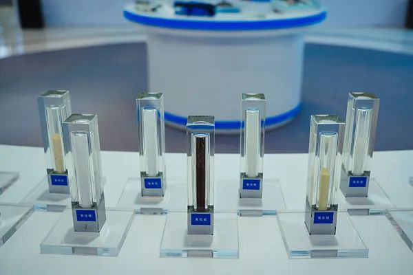 2024年5月，中国北方稀土（集团）高科技股份有限公司展出了各类稀土材料、稀土金属和稀土氧化物等。 视觉中国