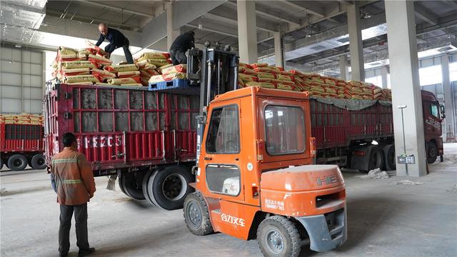 大宗商品PVC在保税仓装卸。（资料图）