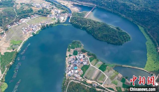 广西梧州市蒙山县陈塘镇福利村，青山绿水与农田、房舍相互映衬，宛如画卷。张海斌 摄