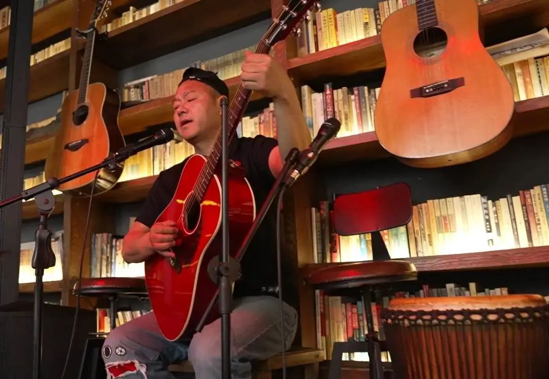 木乃七斤在唱歌