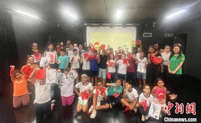 圣保罗州立大学孔子学院圣保罗市中小学教学点在赫利奥波利斯社区举办中文文化体验工作坊现场。孔院供图