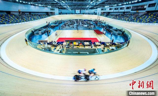 图为参赛选手在女子精英全能赛(个人记分)的比赛中。中新网记者 侯宇 摄