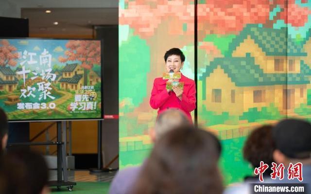 演员张凯丽现场与观众进行交流分享。(央华戏剧供图)