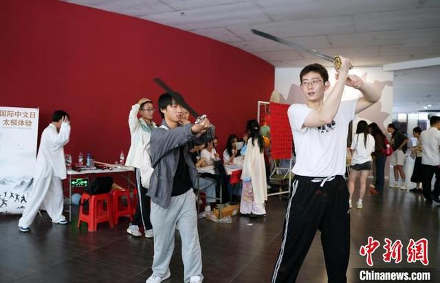 图为太极体验现场。中新网记者 黄艳梅 摄